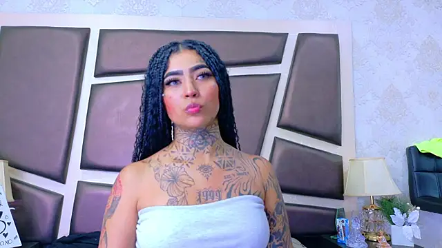 EmilieLake online show from May 8, 2026, 7:28 pm