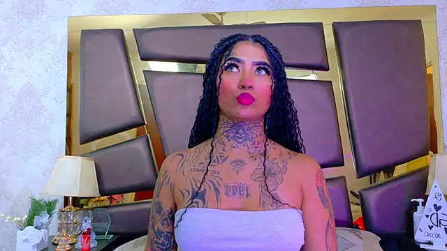 EmilieLake online show from April 23, 2026, 7:37 pm
