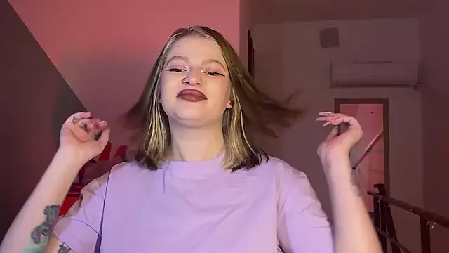 Mia Kamp online show from September 8, 2025, 8:41 pm