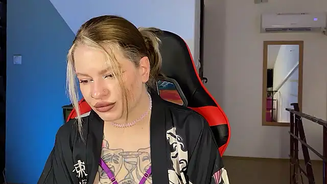 Mia Kamp online show from September 20, 2025, 3:28 pm