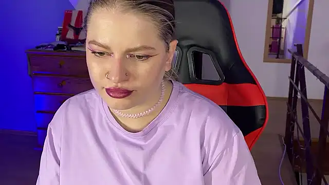 Mia Kamp online show from October 13, 2025, 8:10 pm