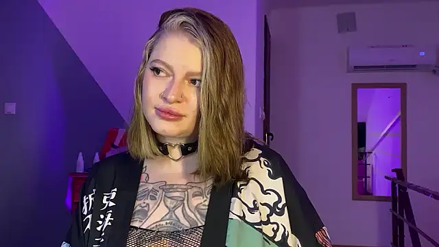 Mia Kamp online show from September 11, 2025, 5:57 pm