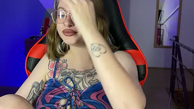 Mia Kamp online show from September 29, 2025, 1:39 pm