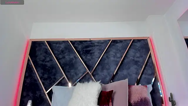 SusanaHenao online show from October 11, 2025, 3:24 pm