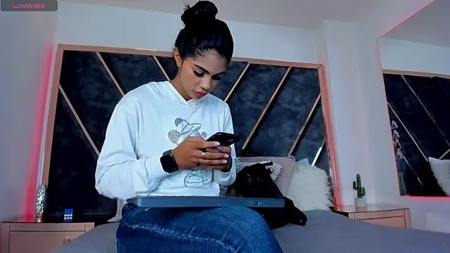 SusanaHenao online show from November 24, 2025, 5:24 pm