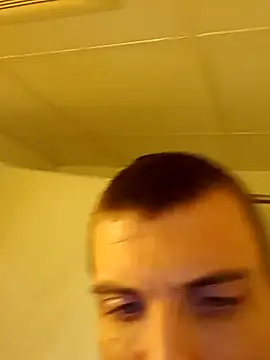 jizzyglizzy92 online show from February 10, 2026, 4:22 am