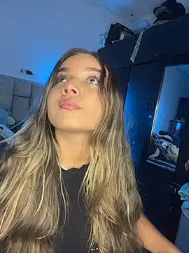 Snapshot of AnnyLopezzz_ chatting on March 7, 2026, 5:03 am AnnyLopezzz online show from March 7, 2026, 5:03 am