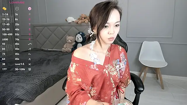 Yunleah online show from November 17, 2025, 1:42 am
