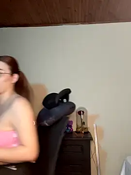 CoraVibes online show from November 16, 2025, 12:10 pm