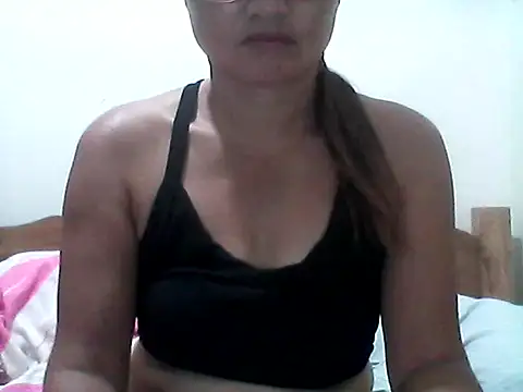 nathalie0045 online show from August 6, 2026, 9:32 pm