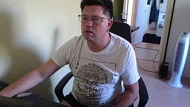 blueandwhite1 online show from September 18, 2025, 2:20 pm