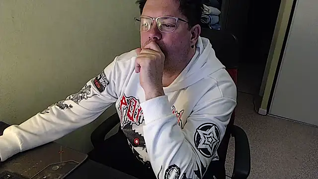 blueandwhite1 online show from February 8, 2025, 10:40 pm