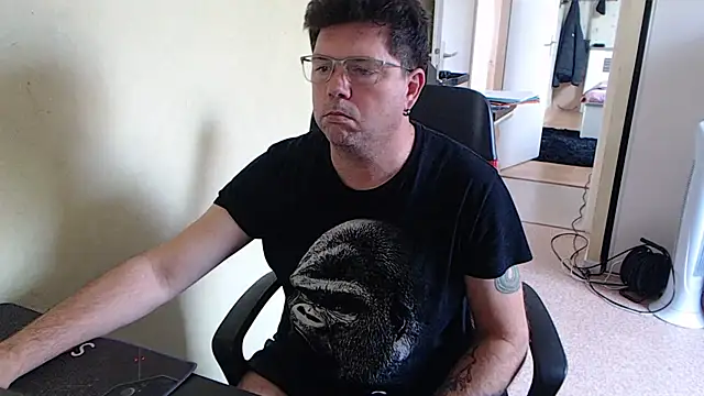 blueandwhite1 online show from October 9, 2025, 2:50 pm