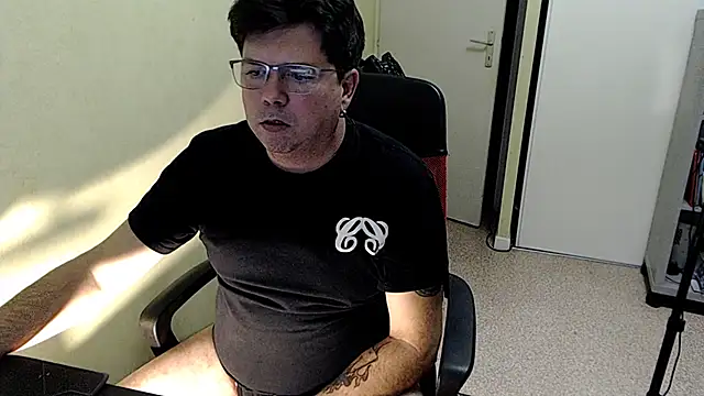 blueandwhite1 online show from December 2, 2025, 3:58 pm