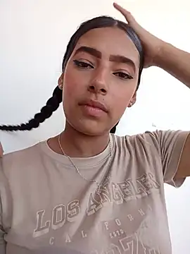 Zoe-Johnson  online show from June 19, 2026, 9:20 pm