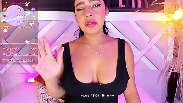 Zoe-Johnson  online show from June 8, 2026, 1:28 am