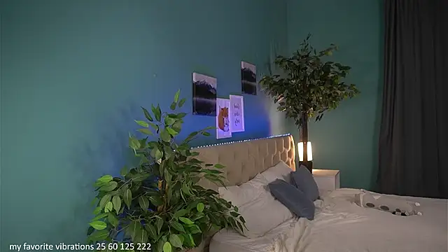 Lisafoxy  online show from June 25, 2026, 12:30 am