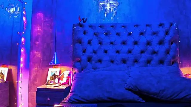 yiyisandoval online show from November 18, 2025, 7:50 pm