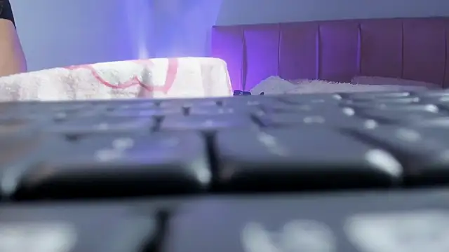 ela petit online show from December 3, 2025, 9:14 pm