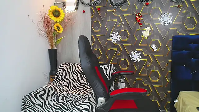 miss leidy  online show from November 27, 2025, 3:29 am