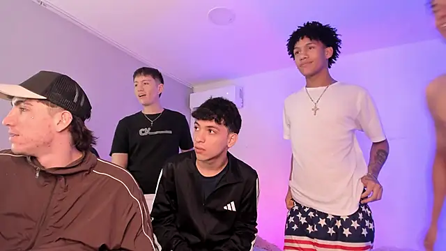 Handsomeboyss19 online show from June 18, 2026, 11:43 pm
