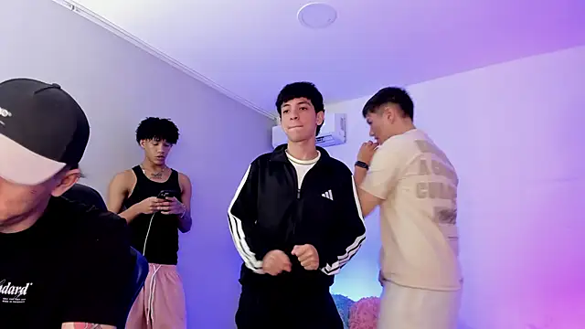 Handsomeboyss19 online show from June 10, 2026, 8:43 pm