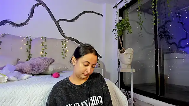 SarahCastro1  online show from October 6, 2025, 2:02 am