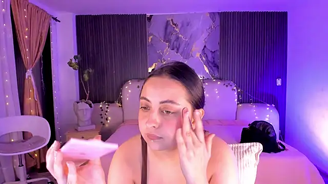 SarahCastro1  online show from July 7, 2026, 4:04 am