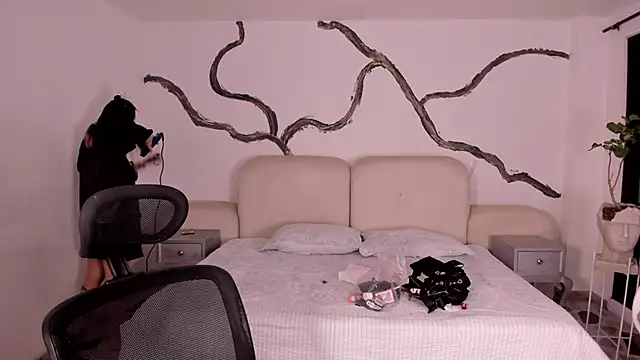 SarahCastro1  online show from September 22, 2025, 3:23 am