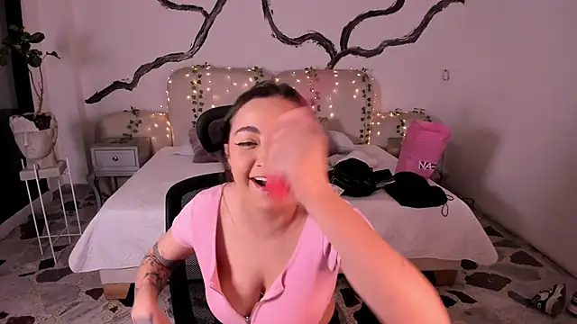 SarahCastro1  online show from September 17, 2025, 4:47 am