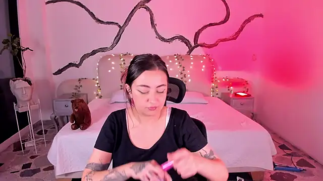 SarahCastro1  online show from September 18, 2025, 4:26 am