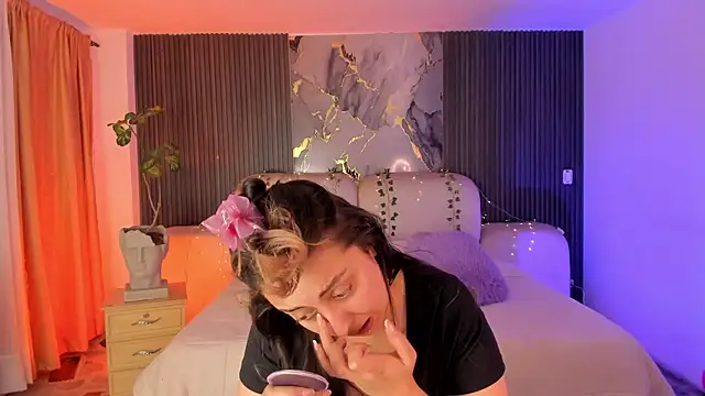 SarahCastro1  online show from June 16, 2026, 4:12 am