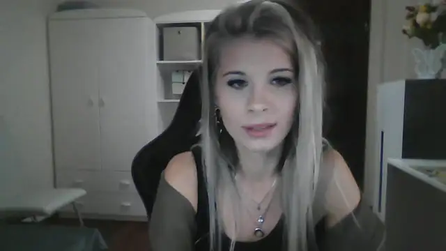 KristineGlow online show from September 30, 2025, 2:01 pm