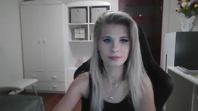 KristineGlow online show from October 3, 2025, 6:20 pm