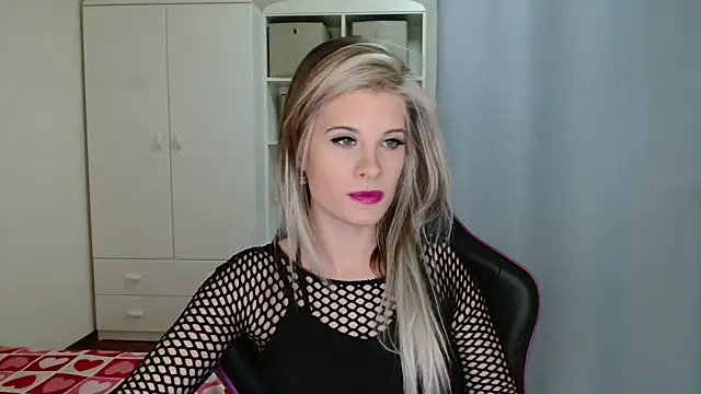 Snapshot of KristineGlow chatting on February 6, 2026, 7:15 am KristineGlow online show from February 6, 2026, 7:15 am