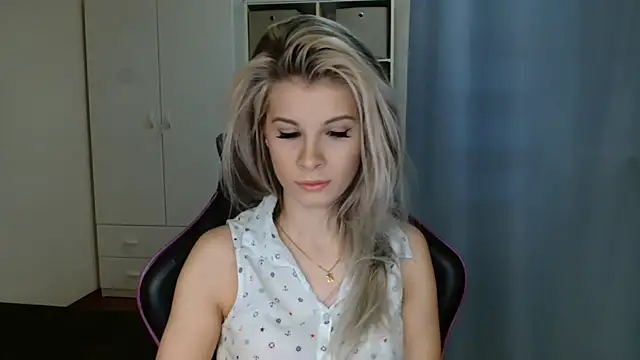 Snapshot of KristineGlow chatting on March 11, 2026, 7:13 am KristineGlow online show from March 11, 2026, 7:13 am