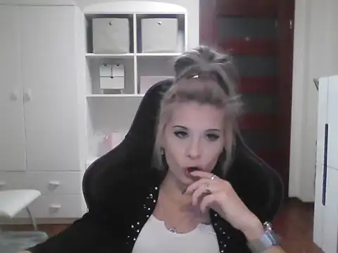 KristineGlow online show from October 9, 2025, 7:09 am