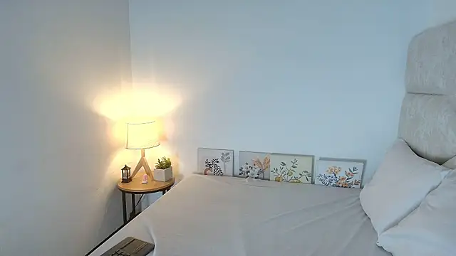 elizawiliamst online show from August 3, 2026, 12:33 pm