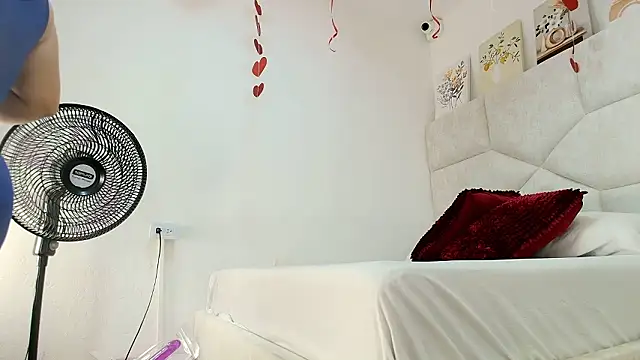 elizawiliamst online show from March 18, 2026, 2:08 pm