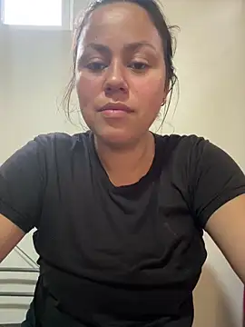 camila-titis online show from April 7, 2026, 10:44 pm