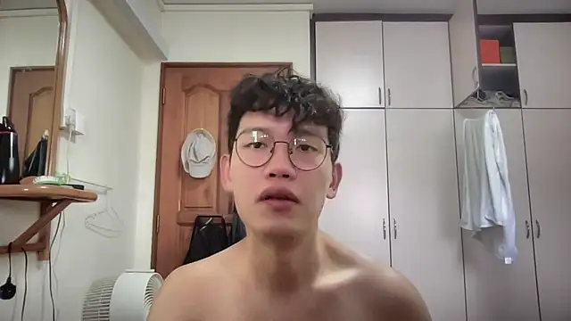 Passionatetwink2 online show from September 21, 2025, 5:01 am