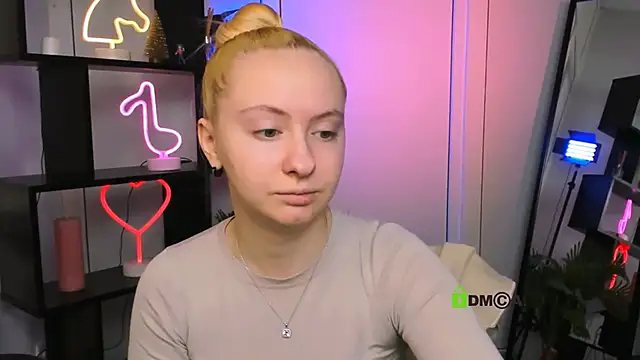 mila glow1 online show from December 21, 2025, 6:37 am