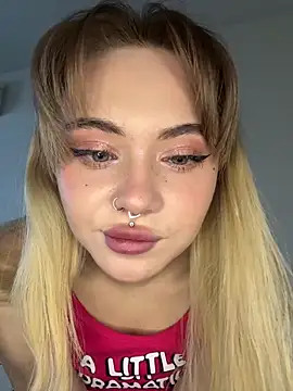 LunaMillie online show from November 6, 2025, 8:40 am