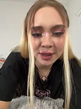 LunaMillie online show from October 9, 2025, 11:44 am