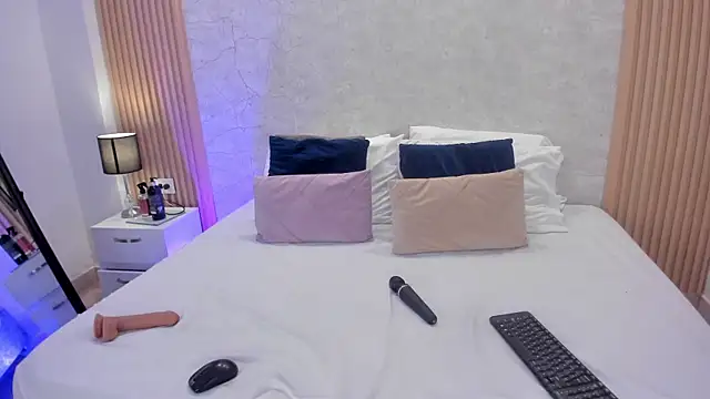 NaomyCollins   online show from July 18, 2026, 3:26 am