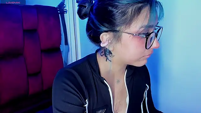 sophiievv online show from April 21, 2026, 8:04 pm