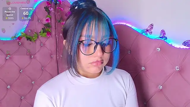 sophiievv online show from April 15, 2026, 7:58 pm