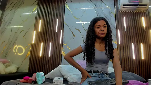 VictoriaDuart online show from December 14, 2025, 8:25 pm