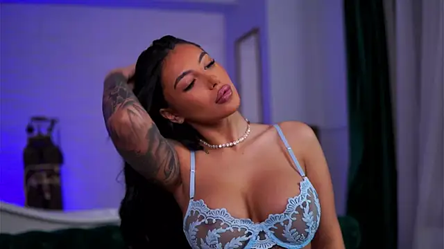 AishaaDevoe online show from December 18, 2025, 7:40 pm