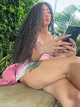 Snapshot of roxyrougee chatting on July 27, 2026, 11:17 am roxyrougee online show from July 27, 2026, 11:17 am